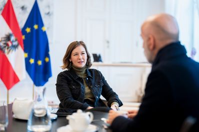 Am 29. J&auml;nner 2026 empfing Bundesministerin Claudia Bauer (l.) den Soziologen Kenan G&uuml;ng&ouml;r (r.) zu einem Arbeitsgespr&auml;ch.
