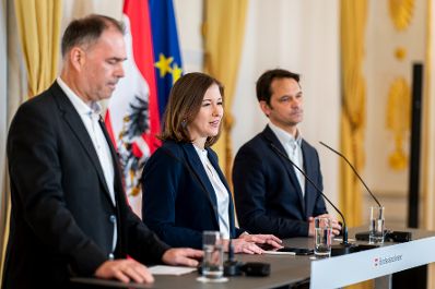 Am 3. Februar 2026 gab Bundesministerin Claudia Bauer (m.) gemeinsam mit Philippe Narval (r.) dem Generalsekret&auml;r der Lebenshilfe, und Peter Kaiser (l.) dem stellvertretender Generalsekret&auml;r des &Ouml;sterreichischen Roten Kreuzes, eine Pressekonferenz zu den Herausforderungen des Zivildienstes.