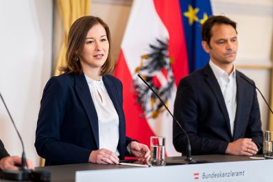 Am 3. Februar 2026 gab Bundesministerin Claudia Bauer (l.) gemeinsam mit Philippe Narval (r.) dem Generalsekret&auml;r der Lebenshilfe, und Peter Kaiser dem stellvertretender Generalsekret&auml;r des &Ouml;sterreichischen Roten Kreuzes, eine Pressekonferenz zu den Herausforderungen des Zivildienstes.