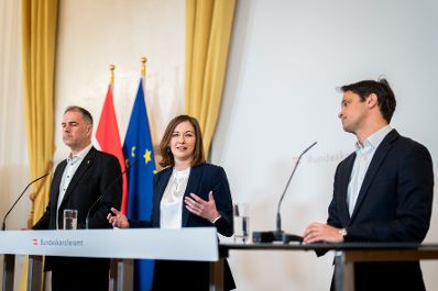 Am 3. Februar 2026 gab Bundesministerin Claudia Bauer (m.) gemeinsam mit Philippe Narval (r.) dem Generalsekret&auml;r der Lebenshilfe, und Peter Kaiser (l.) dem stellvertretender Generalsekret&auml;r des &Ouml;sterreichischen Roten Kreuzes, eine Pressekonferenz zu den Herausforderungen des Zivildienstes.