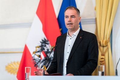 Am 3. Februar 2026 gab Bundesministerin Claudia Bauer gemeinsam mit Philippe Narval dem Generalsekret&auml;r der Lebenshilfe, und Peter Kaiser (im Bild) dem stellvertretender Generalsekret&auml;r des &Ouml;sterreichischen Roten Kreuzes, eine Pressekonferenz zu den Herausforderungen des Zivildienstes.