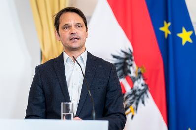 Am 3. Februar 2026 gab Bundesministerin Claudia Bauer gemeinsam mit Philippe Narval (im Bild) dem Generalsekret&auml;r der Lebenshilfe, und Peter Kaiser dem stellvertretender Generalsekret&auml;r des &Ouml;sterreichischen Roten Kreuzes, eine Pressekonferenz zu den Herausforderungen des Zivildienstes.