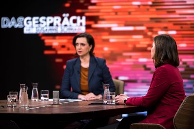 Am 01. Februar 2026 nahm Bundesministerin Claudia Bauer (r.) am Diskussionsformat &bdquo;DAS GESPR&Auml;CH mit Susanne Schnabl&ldquo; im ORF teil.