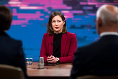 Am 01. Februar 2026 nahm Bundesministerin Claudia Bauer (m.) am Diskussionsformat &bdquo;DAS GESPR&Auml;CH mit Susanne Schnabl&ldquo; im ORF teil.