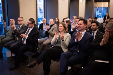 Am 18. Februar 2026 nahm Bundesministerin Claudia Bauer (3.v.r.) an den Feierlichkeiten anl&auml;sslich des zehnj&auml;hrigen Bestehens der Dialogplatform &bdquo;LIKRAT&ldquo; teil. Im Bild mit Bundesminister Christoph Wiederkehr (2.v.r.) und dem Pr&auml;sidenten der Israelitischen Kultusgemeinde Oskar Deutsch (3.v.l.).