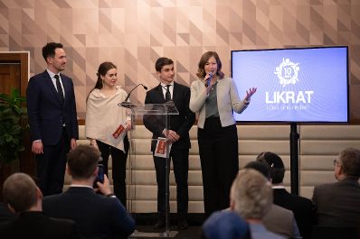 Am 18. Februar 2026 nahm Bundesministerin Claudia Bauer (4.v.l.) an den Feierlichkeiten anl&auml;sslich des zehnj&auml;hrigen Bestehens der Dialogplatform &bdquo;LIKRAT&ldquo; teil. Im Bild mit Bundesminister Christoph Wiederkehr (l.).