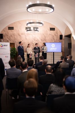 Am 18. Februar 2026 nahm Bundesministerin Claudia Bauer (4.v.l.) an den Feierlichkeiten anl&auml;sslich des zehnj&auml;hrigen Bestehens der Dialogplatform &bdquo;LIKRAT&ldquo; teil. Im Bild mit Bundesminister Christoph Wiederkehr (l.).