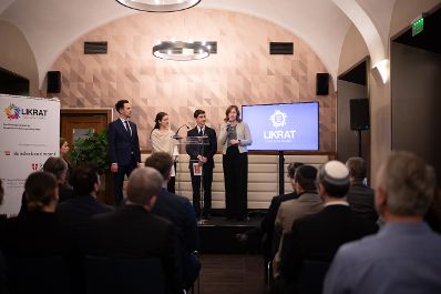 Am 18. Februar 2026 nahm Bundesministerin Claudia Bauer (4.v.l.) an den Feierlichkeiten anl&auml;sslich des zehnj&auml;hrigen Bestehens der Dialogplatform &bdquo;LIKRAT&ldquo; teil. Im Bild mit Bundesminister Christoph Wiederkehr (l.).