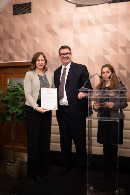 Am 18. Februar 2026 nahm Bundesministerin Claudia Bauer (l.) an den Feierlichkeiten anl&auml;sslich des zehnj&auml;hrigen Bestehens der Dialogplatform &bdquo;LIKRAT&ldquo; teil. Im Bild mit dem Pr&auml;sidenten der Israelitischen Kultusgemeinde Oskar Deutsch (m.).