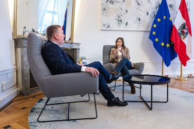 Am 19. Februar 2026 empfing Bundesministerin Claudia Bauer (r.), Michael McGrath (l.) den EU-Kommissar f&uuml;r Demokratie, Justiz und Rechtsstaatlichkeit, zu einem Arbeitsgespr&auml;ch im Bundeskanzleramt.