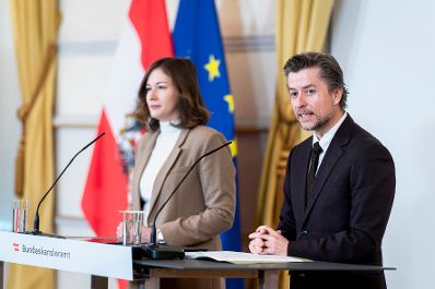 Am 19. Februar 2026 gab Bundesministerin Claudia Bauer (l.) gemeinsam mit dem Direktor des &Ouml;IF Franz Wolf (r.) eine Pressekonferenz zum Thema "Integration von ukrainischen Vertriebenen in &Ouml;sterreich&ldquo;.