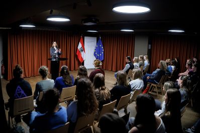 Am 24. Februar 2026 reiste Bundesministerin Claudia Bauer nach Br&uuml;ssel und nahm am Rat f&uuml;r &bdquo;Allgemeine Angelegenheiten&ldquo; der Europ&auml;ischen Union teil. Im Bild mit Sch&uuml;ler/innen der HLWB Bad Ischl.