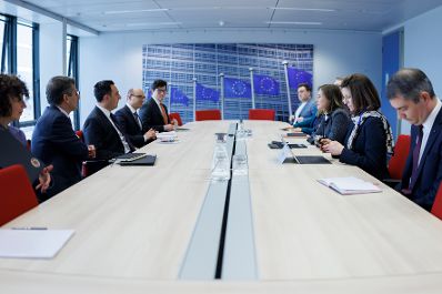 Am 24. Februar 2026 reiste Bundesministerin Claudia Bauer nach Br&uuml;ssel und nahm am Rat f&uuml;r &bdquo;Allgemeine Angelegenheiten&ldquo; der Europ&auml;ischen Union teil. Im Bild mit dem Kommissar f&uuml;r Generationengerechtigkeit, Jugend, Kultur und Sport der Europ&auml;ischen Union, Glenn Micallef.