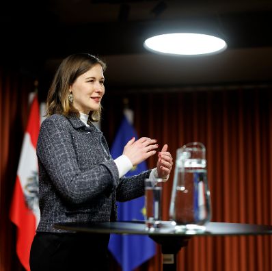 Am 24. Februar 2026 reiste Bundesministerin Claudia Bauer nach Br&uuml;ssel und nahm am Rat f&uuml;r &bdquo;Allgemeine Angelegenheiten&ldquo; der Europ&auml;ischen Union teil. Im Bild mit Sch&uuml;ler/innen der HLWB Bad Ischl.