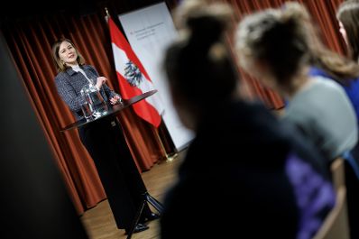 Am 24. Februar 2026 reiste Bundesministerin Claudia Bauer nach Br&uuml;ssel und nahm am Rat f&uuml;r &bdquo;Allgemeine Angelegenheiten&ldquo; der Europ&auml;ischen Union teil. Im Bild mit Sch&uuml;ler/innen der HLWB Bad Ischl.