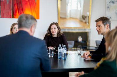 Am 25. Februar 2026 empfing Bundesministerin Claudia Bauer (3.v.r.) den Pr&auml;sidenten der F&ouml;deration der Katholischen Familienverb&auml;nde in Europa Vincenzo Bassi (2.v.l.) zu einem Arbeitsgespr&auml;ch im Bundeskanzleramt.