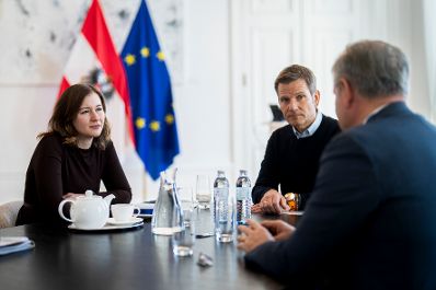 Am 25. Februar 2026 empfing Bundesministerin Claudia Bauer (l.) den Pr&auml;sidenten der F&ouml;deration der Katholischen Familienverb&auml;nde in Europa Vincenzo Bassi (r.) zu einem Arbeitsgespr&auml;ch im Bundeskanzleramt.