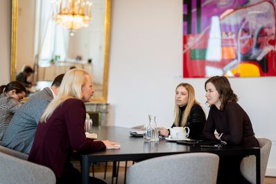 Am 25. Februar 2026 empfing Bundesministerin Claudia Bauer (r.) Behindertenanw&auml;ltin Christine Steger (3.v.l.) zu einem Arbeitsgespr&auml;ch im Bundeskanzleramt.