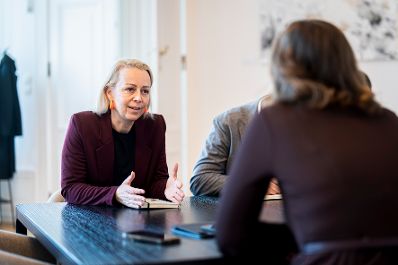 Am 25. Februar 2026 empfing Bundesministerin Claudia Bauer (r.) Behindertenanw&auml;ltin Christine Steger (l.) zu einem Arbeitsgespr&auml;ch im Bundeskanzleramt.