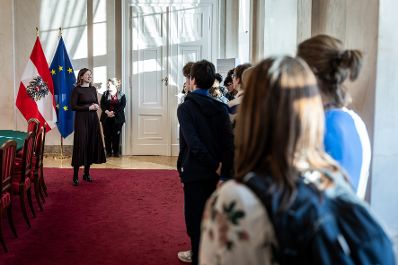 Am 25. Februar 2026 empfing Bundesministerin Claudia Bauer (l.) eine Besuchergruppe des BG/BRG Gmunden im Bundeskanzleramt.