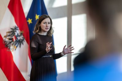 Am 25. Februar 2026 empfing Bundesministerin Claudia Bauer (im Bild) eine Besuchergruppe des BG/BRG Gmunden im Bundeskanzleramt.