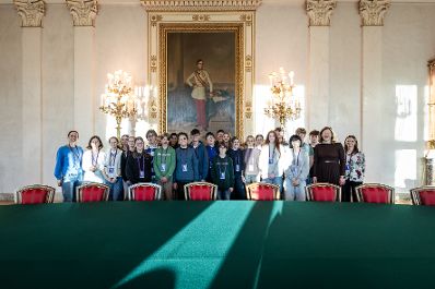 Am 25. Februar 2026 empfing Bundesministerin Claudia Bauer (2.v.r.) eine Besuchergruppe des BG/BRG Gmunden im Bundeskanzleramt.