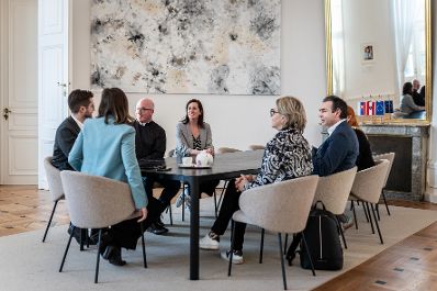 Am 26. Februar 2026 empfing Bundesministerin Claudia Bauer (2.v.l.) eine Besuchergruppe der Pfarre F&uuml;gen im Bundeskanzleramt.