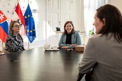 Am 26. Februar 2026 empfing Bundesministerin Claudia Bauer (m.) eine Besuchergruppe der Pfarre F&uuml;gen im Bundeskanzleramt.