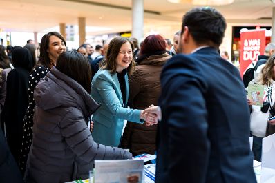 Am 26. Februar 2026 besuchte Bundesministerin Claudia Bauer (m.) die &Ouml;IF-Karriereplattform im Huma Eleven Einkaufszentrum.