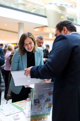 Am 26. Februar 2026 besuchte Bundesministerin Claudia Bauer (l.) die &Ouml;IF-Karriereplattform im Huma Eleven Einkaufszentrum.