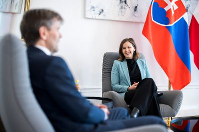 Am 26. Februar 2026 empfing Bundesministerin Claudia Bauer (r.) den Staatssekret&auml;r im Ministerium f&uuml;r &auml;u&szlig;ere und europ&auml;ische Angelegenheiten der Slowakischen Republik Marek E&scaron;tok (l.) zu einem Arbeitsgespr&auml;ch im Bundeskanzleramt.