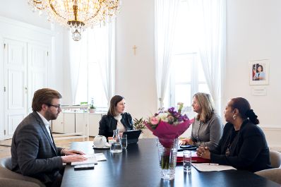 Am 27. Februar 2026 empfing Bundesministerin Claudia Bauer (2.v.l.) die Leiterin der FGM/C-Koordinationsstelle des Bundes Hilde Wolf (2.v.r.) zu einem Arbeitsgespr&auml;ch im Bundeskanzleramt.