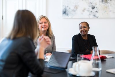 Am 27. Februar 2026 empfing Bundesministerin Claudia Bauer (l.) die Leiterin der FGM/C-Koordinationsstelle des Bundes Hilde Wolf (m.) zu einem Arbeitsgespr&auml;ch im Bundeskanzleramt.
