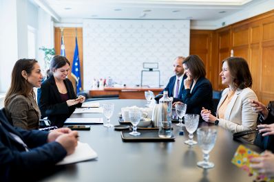Am 02. M&auml;rz 2026 reiste Bundesministerin Claudia Bauer (r.) nach Athen. Im Bild mit ihrer griechischen Amtskollegin Domna Michailidou (l.).