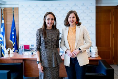Am 02. M&auml;rz 2026 reiste Bundesministerin Claudia Bauer (r.) nach Athen. Im Bild mit ihrer griechischen Amtskollegin Domna Michailidou (l.).