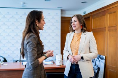 Am 02. M&auml;rz 2026 reiste Bundesministerin Claudia Bauer (r.) nach Athen. Im Bild mit ihrer griechischen Amtskollegin Domna Michailidou (l.).