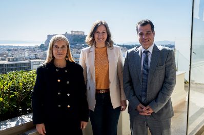 Am 02. M&auml;rz 2026 reiste Bundesministerin Claudia Bauer (m.) nach Athen. Im Bild mit Migrationsminister Athanasios Plevris (r.) und Vizeministerin Sevi Voloudaki (l.).