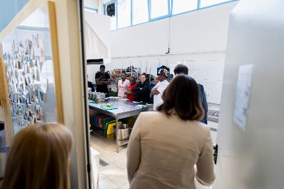 Am 02. M&auml;rz 2026 reiste Bundesministerin Claudia Bauer (im Bild) nach Athen. Im Bild mit Vizeministerin Sevi Voloudaki bei einem Besuch der Odessa Academy.