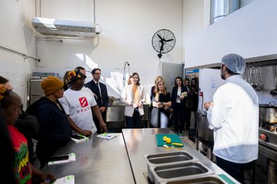 Am 02. M&auml;rz 2026 reiste Bundesministerin Claudia Bauer (m.) nach Athen. Im Bild mit Vizeministerin Sevi Voloudaki (m.r.) bei einem Besuch der Odessa Academy.