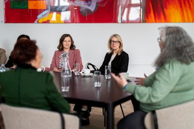Am 4. M&auml;rz 2026 lud Bundesministerin Claudia Bauer (2.v.l.) zu einer Veranstaltung zum Weltfrauentag 2026, ins Bundeskanzleramt ein.