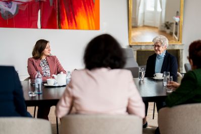 Am 4. M&auml;rz 2026 lud Bundesministerin Claudia Bauer (l.) zu einer Veranstaltung zum Weltfrauentag 2026, ins Bundeskanzleramt ein.