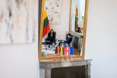 Am 6. M&auml;rz 2026 empfing Bundesministerin Claudia Bauer (l.) den Vizeminister f&uuml;r ausw&auml;rtige Angelegenheiten der Republik Litauen Sigitas Mitkus (r.), zu einem Arbeitsgespr&auml;ch im Bundeskanzleramt.