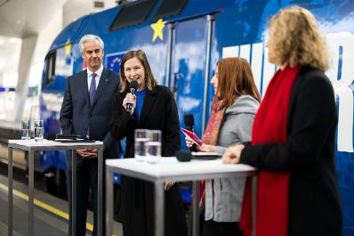 Am 9. M&auml;rz 2026 nahm Bundesministerin Claudia Bauer (m.) an der Taufe einer neuen EU-Lokomotive am Wiener Hauptbahnhof teil. Im Bild mit Patrick Lobis Leiter der EU-Kommissionsvertretung in &Ouml;sterreich (l.) und Sabine Stock Vorst&auml;ndin der &Ouml;BB-Personenverkehr AG (r.).