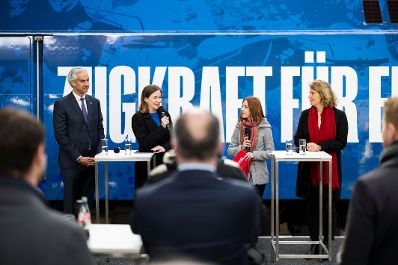Am 9. M&auml;rz 2026 nahm Bundesministerin Claudia Bauer (m.l.) an der Taufe einer neuen EU-Lokomotive am Wiener Hauptbahnhof teil. Im Bild mit Patrick Lobis Leiter der EU-Kommissionsvertretung in &Ouml;sterreich (l.) und Sabine Stock Vorst&auml;ndin der &Ouml;BB-Personenverkehr AG (r.).