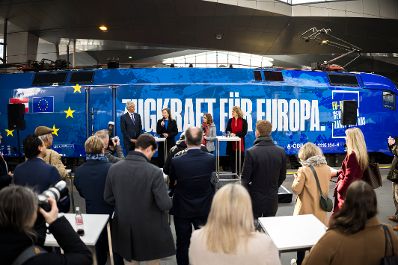 Am 9. M&auml;rz 2026 nahm Bundesministerin Claudia Bauer (m.l.) an der Taufe einer neuen EU-Lokomotive am Wiener Hauptbahnhof teil. Im Bild mit Patrick Lobis Leiter der EU-Kommissionsvertretung in &Ouml;sterreich (l.) und Sabine Stock Vorst&auml;ndin der &Ouml;BB-Personenverkehr AG (r.).