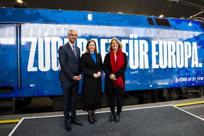 Am 9. M&auml;rz 2026 nahm Bundesministerin Claudia Bauer (m.) an der Taufe einer neuen EU-Lokomotive am Wiener Hauptbahnhof teil. Im Bild mit Patrick Lobis Leiter der EU-Kommissionsvertretung in &Ouml;sterreich (l.) und Sabine Stock Vorst&auml;ndin der &Ouml;BB-Personenverkehr AG (r.).