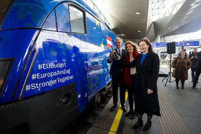 Am 9. M&auml;rz 2026 nahm Bundesministerin Claudia Bauer (r.) an der Taufe einer neuen EU-Lokomotive am Wiener Hauptbahnhof teil. Im Bild mit Patrick Lobis Leiter der EU-Kommissionsvertretung in &Ouml;sterreich (l.) und Sabine Stock Vorst&auml;ndin der &Ouml;BB-Personenverkehr AG (m.).