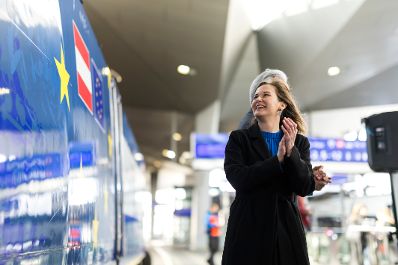 Am 9. M&auml;rz 2026 nahm Bundesministerin Claudia Bauer (im Bild) an der Taufe einer neuen EU-Lokomotive am Wiener Hauptbahnhof teil. Im Bild mit Patrick Lobis Leiter der EU-Kommissionsvertretung in &Ouml;sterreich und Sabine Stock Vorst&auml;ndin der &Ouml;BB-Personenverkehr AG.