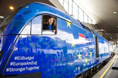 Am 9. M&auml;rz 2026 nahm Bundesministerin Claudia Bauer (im Bild) an der Taufe einer neuen EU-Lokomotive am Wiener Hauptbahnhof teil. Im Bild mit Patrick Lobis Leiter der EU-Kommissionsvertretung in &Ouml;sterreich und Sabine Stock Vorst&auml;ndin der &Ouml;BB-Personenverkehr AG.