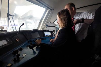 Am 9. M&auml;rz 2026 nahm Bundesministerin Claudia Bauer (im Bild) an der Taufe einer neuen EU-Lokomotive am Wiener Hauptbahnhof teil. Im Bild mit Patrick Lobis Leiter der EU-Kommissionsvertretung in &Ouml;sterreich und Sabine Stock Vorst&auml;ndin der &Ouml;BB-Personenverkehr AG.